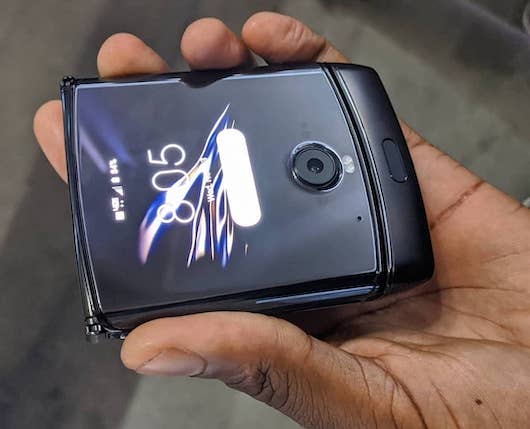 Motorola razr со сгибающимся экраном будет стоить 1499 долл. Motorola razr со сгибающимся экраном будет стоить 1499 долл.
