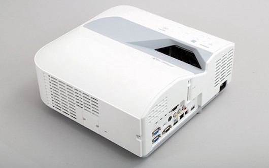 Ультракороткофокусный проектор Casio с проекционным соотношением 0.28:1
