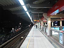 Эта открытая станция до боли напоминает "Левобережную" или "Дарницу"... :)