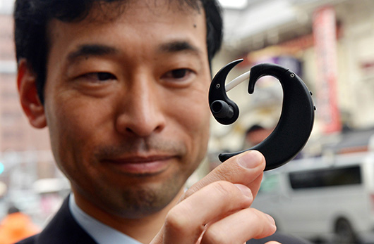 Earpiece PC отслеживает мимику Earpiece PC отслеживает мимику