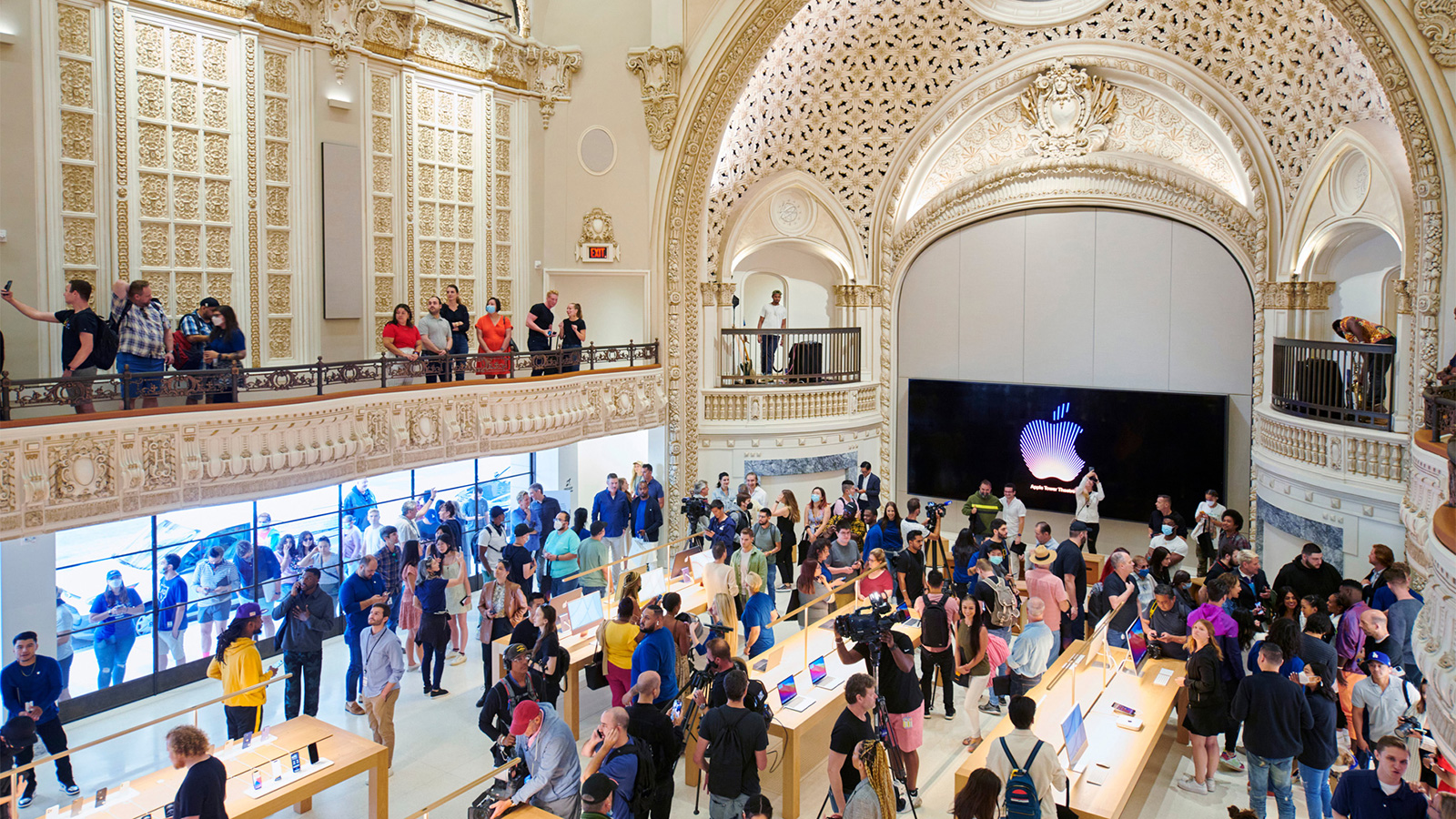 Рыночная стоимость Apple перешагнула 2,4 трлн долл. Рыночная стоимость Apple перешагнула 2,4 трлн долл.
