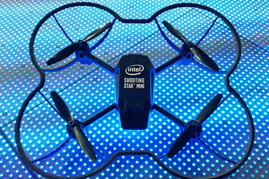 Внутри помещения запустили сотню дронов Intel Shooting Star Mini