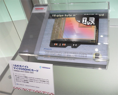 Toshiba показала 16-гигабайтовую карту памяти microSDHC