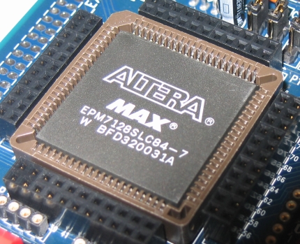 Intel будет производить программируемые чипы Altera