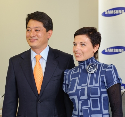 Глава представительства Samsung Electronics в Украине Йонг Чул Парк с Людмилой Бойко, одним из прошлогодних победителей