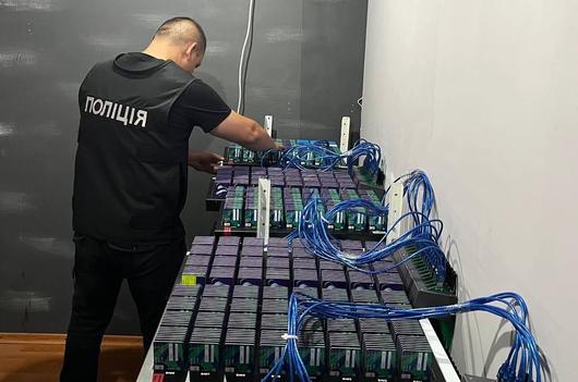 Кіберполіція викрила організаторів ботоферм, що поширювали ворожу пропаганду та займалися шахрайством