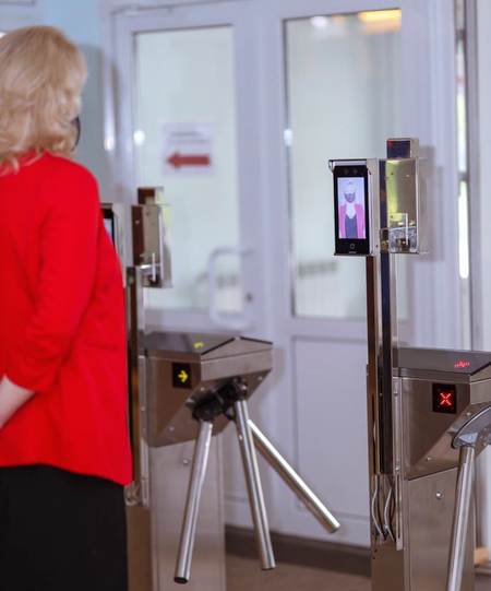 «ПриватБанк» и Visa тестируют в Киеве биометрическую систему доступа в учебные заведения