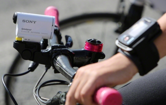 Sony выпустила брызгозащищенную Full HD видео-камеру
