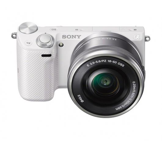 Камера Sony NEX-5T поддерживает беспроводный обмен снимками
