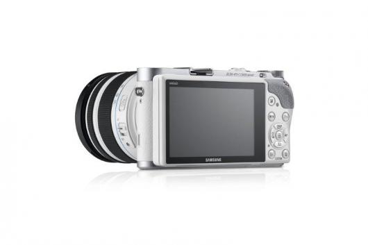 Камера Samsung NX300 комплектуется 2D/3D-объективами