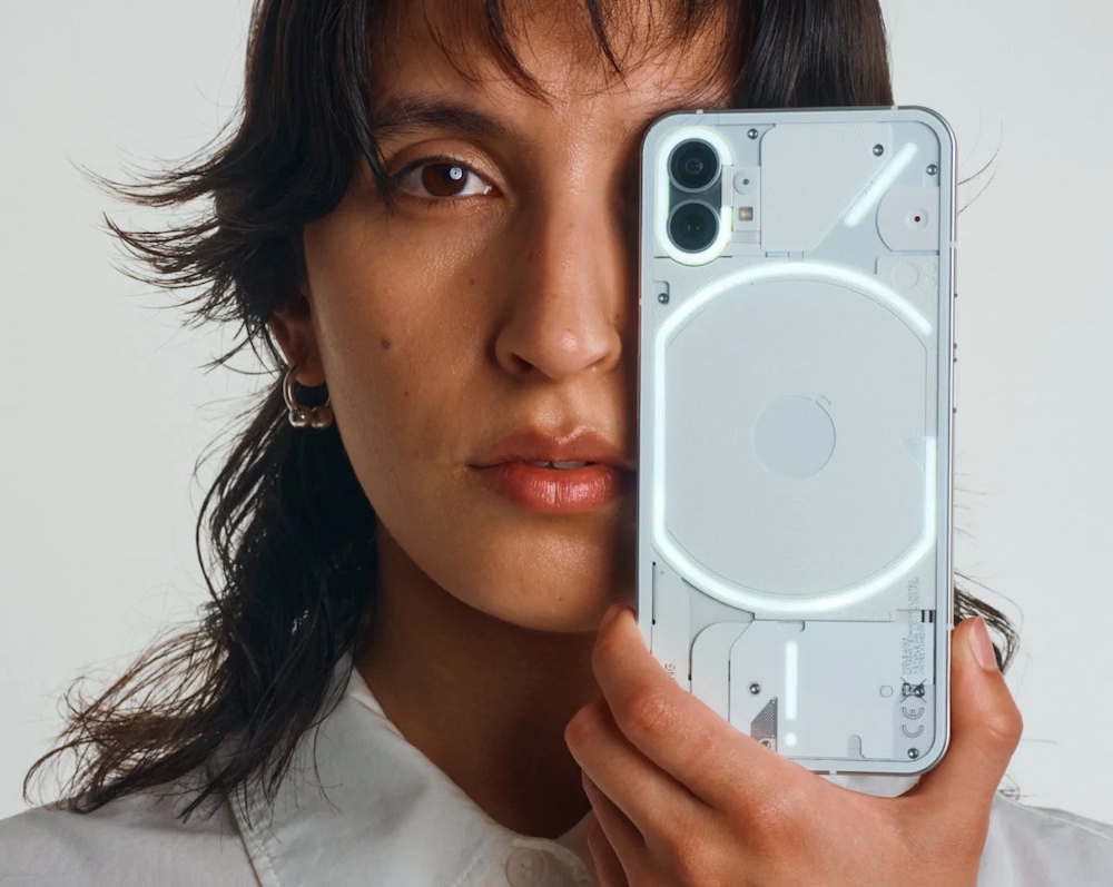 Nothing - компанія співзасновника OnePlus - випустила свій перший смартфон Phone (1)