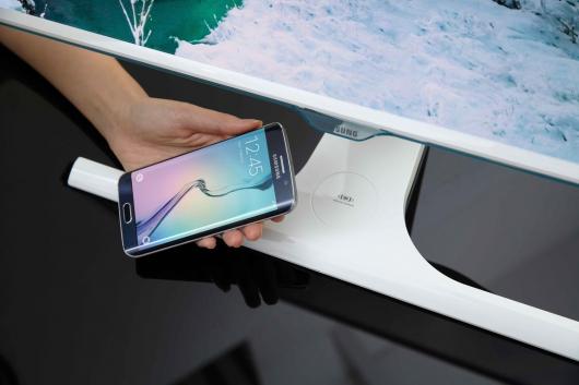 Samsung анонсировала мониторы с беспроводной зарядкой для смартфонов