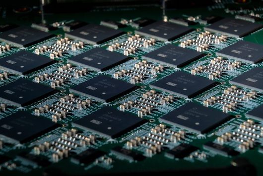 Intel анонсировала нейроморфный компьютер на чипах Loihi