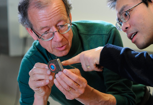 Имплантируемый чип позволит управлять компьютером посредством мозговых волн Имплантируемый чип позволит управлять компьютером посредством мозговых волн