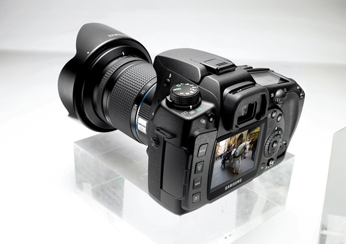 Samsung представила зеркальную камеру с матрицей в 14,6 млн пикселов Samsung представила зеркальную камеру с матрицей в 14,6 млн пикселов