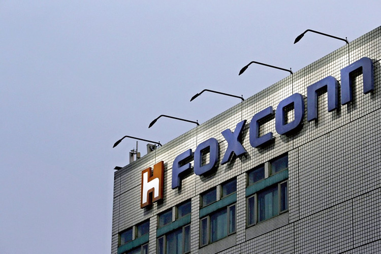 Продажи Foxconn в марте снизились на 7,7%
