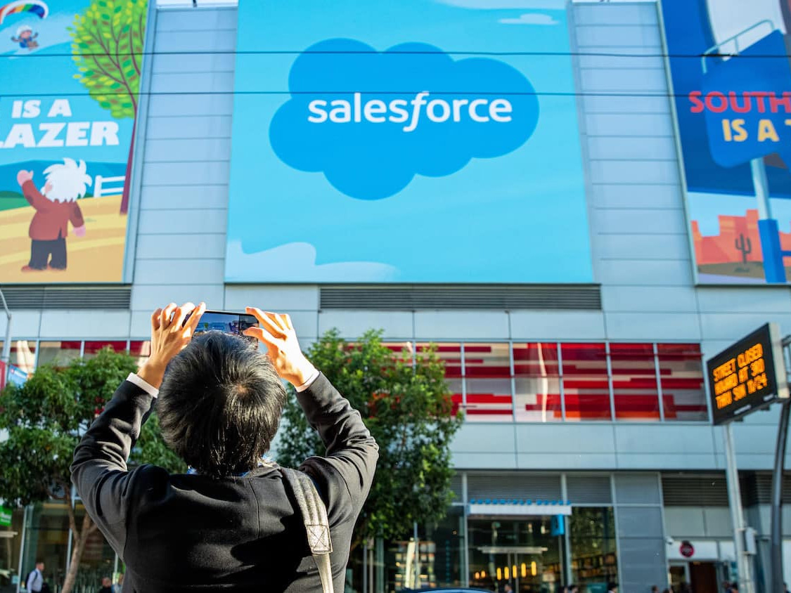 Salesforce прогнозирует выручку по итогам года на уровне 26,35 млрд долл.