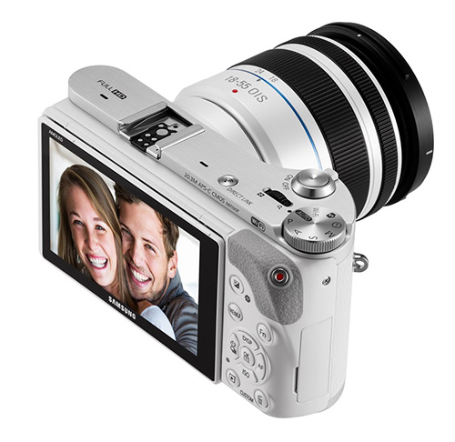 Беззеркальная камера Samsung NX300M получила дисплей с поворотом на 180°