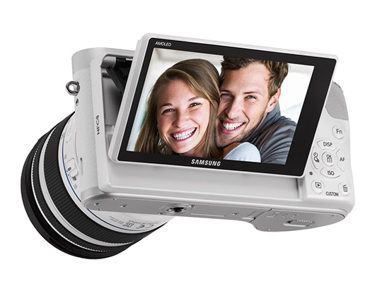 Беззеркальная камера Samsung NX300M получила дисплей с поворотом на 180°