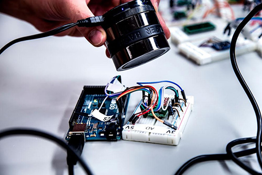 Датчики ускорения оказались уязвимы для акустических кибератак Датчики ускорения оказались уязвимы для акустических кибератак