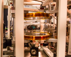 Атомы выстраиваются в очередь на оптоволокне