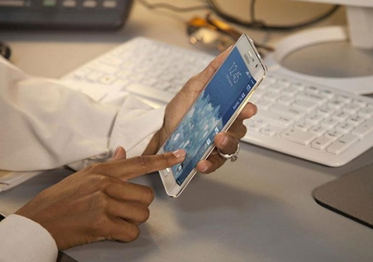 Samsung представила два новых смартфона семейства Note и очки виртуальной реальности