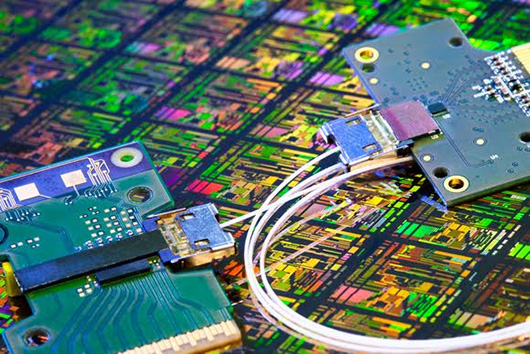 Intel выпустила первые компоненты кремниевой фотоники