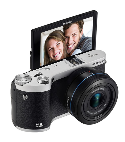 Беззеркальная камера Samsung NX300M получила дисплей с поворотом на 180°