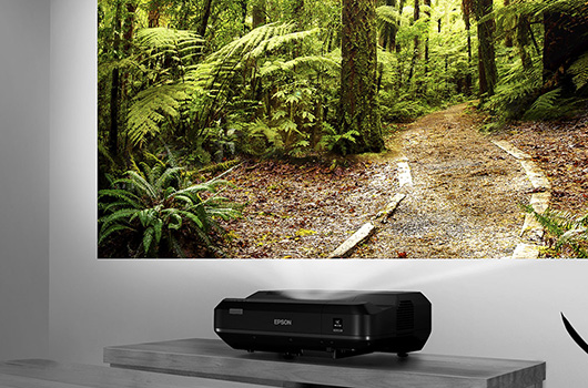 Epson EH-LS100 — лазерный ультракороткофокусный проектор для дома