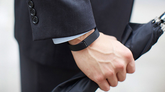 Fitbit остается лидером рынка носимых гаджетов начального уровня