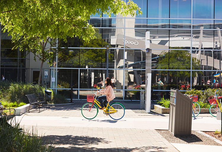 Alphabet увеличил квартальный доход на 21% до 33,74 млрд долл.