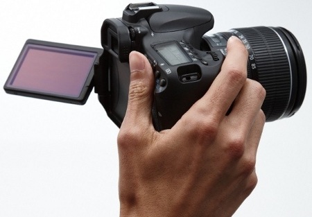 Canon представила свою первую DSLR-камеру с повортным дисплеем EOS 60D